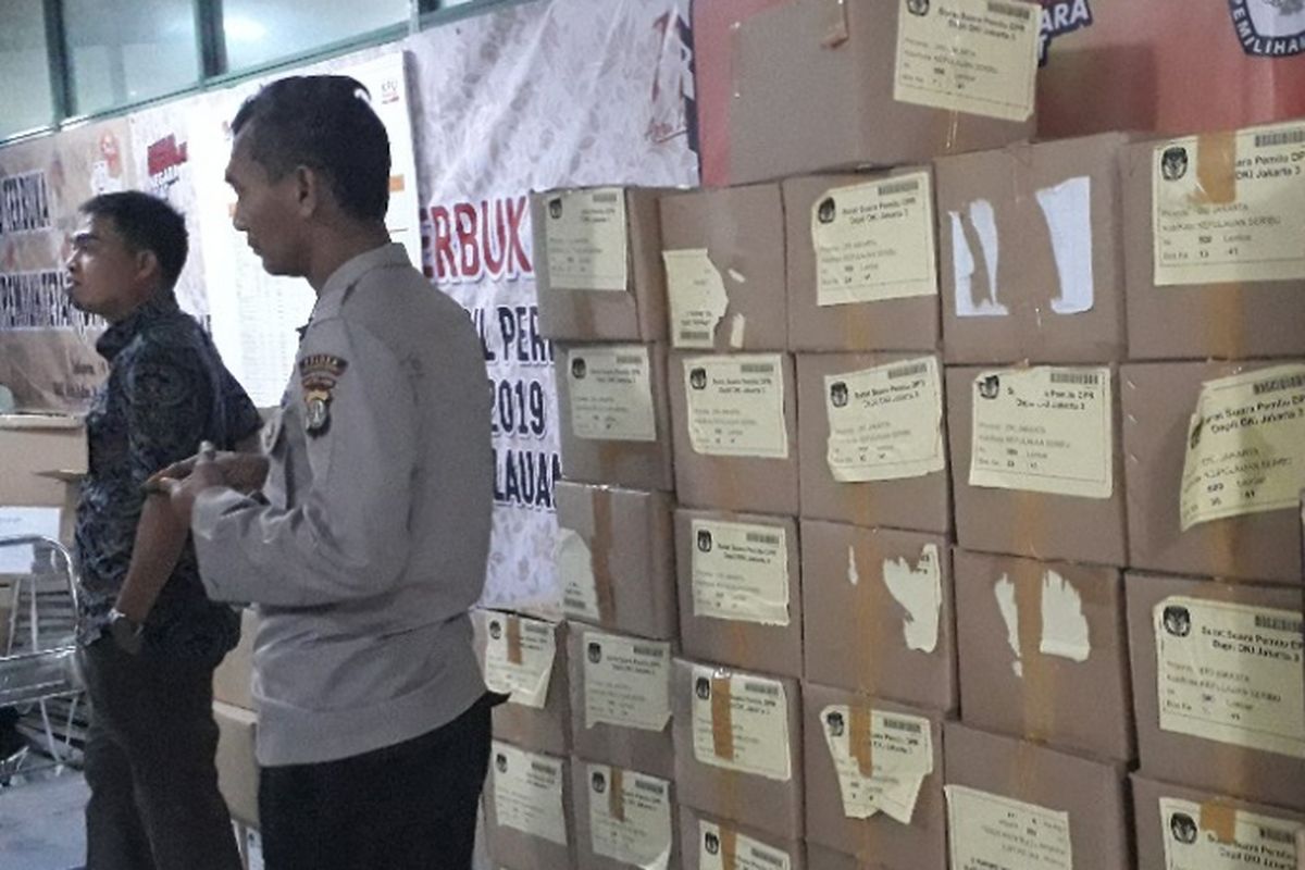 Tumpukan kardus berisi surat suara Pemilu 2019 di Kantor KPU Kepulauan Seribu, Jumat (8/3/2019).