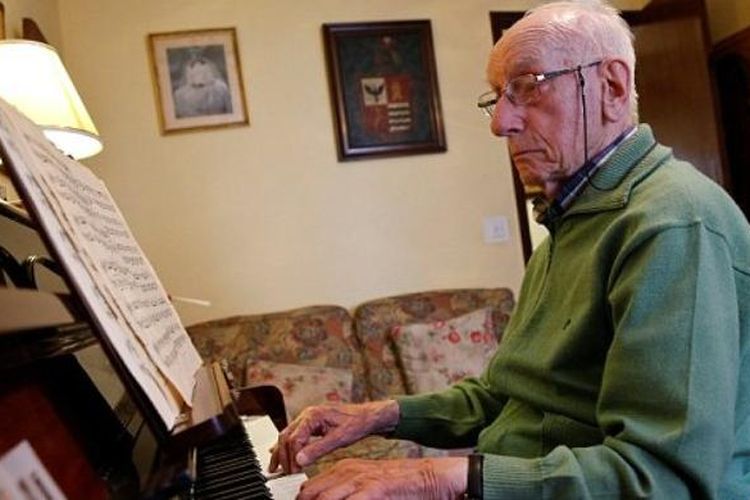 Lansia asal Spanyol, Pedro Rodriguez bermain piano di usianya yang sudah 106 tahun.