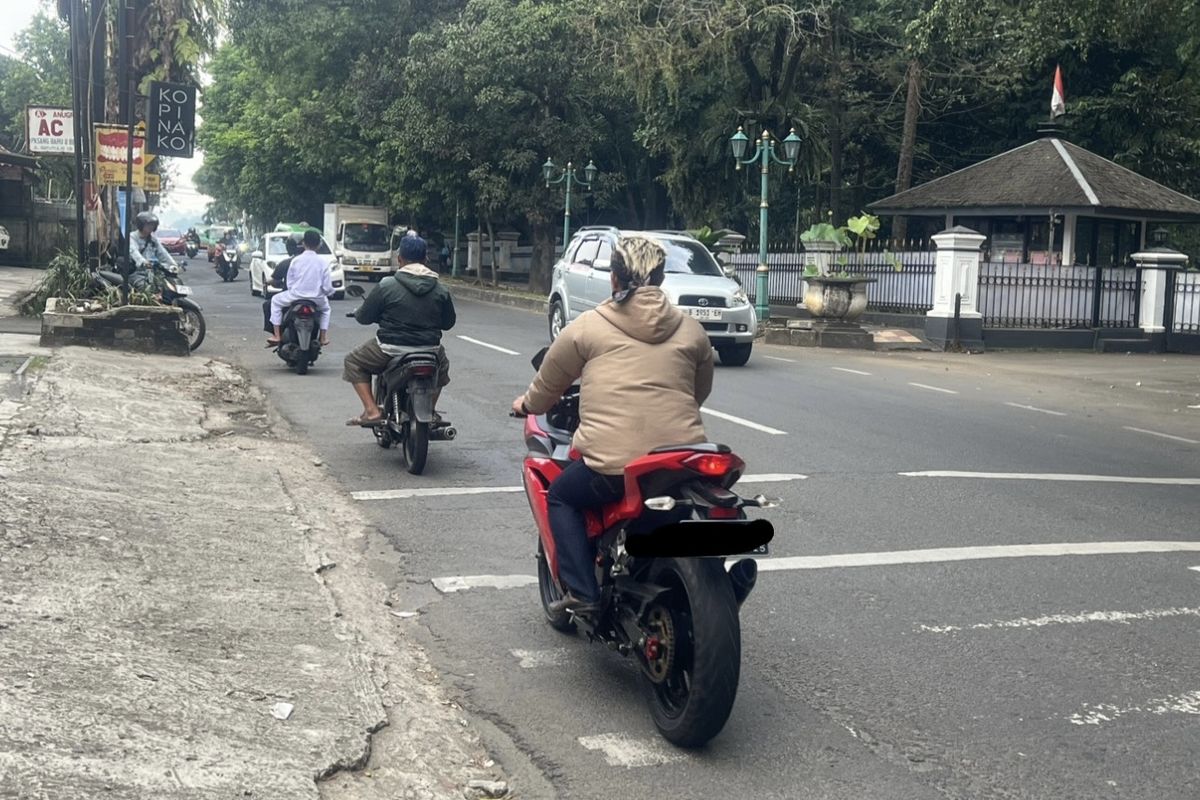 Pengendara sepeda motor melawan arus di Jalan Raya Batu Tulis, Kecamatan Bogor Selatan, Kota Bogor pada Jumat (26/7/2024).