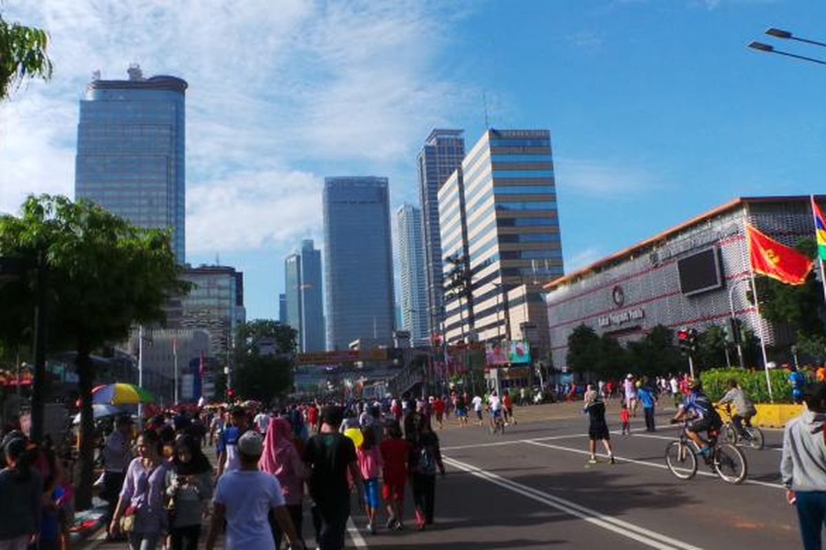 Suasana pelaksanaan car free day (CFD) di Jalan MH Thamrin, Jakarta Pusat, Minggu (30/10/2016).