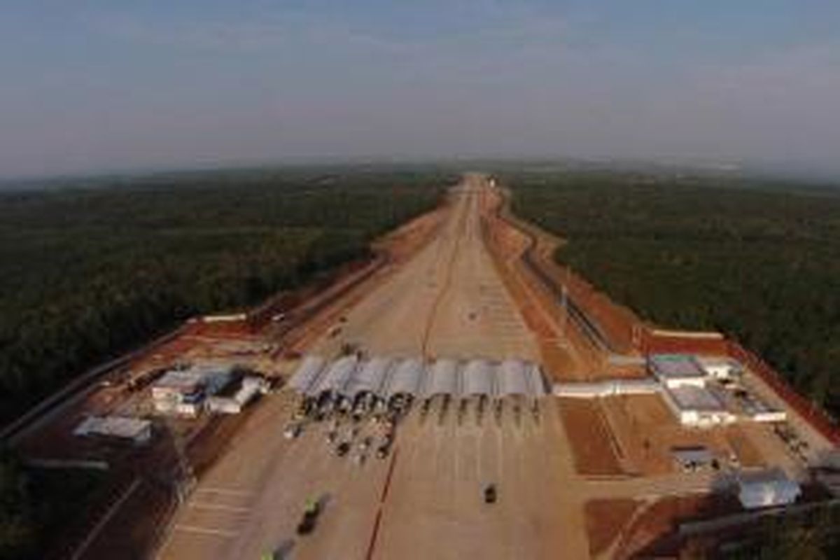 Gerbang Tol Cikopo, Jawa Barat, Rabu (17/6/2015). Tol Cikopo-Palimanan (Cipali) yang merupakan ruas jalan tol terpanjang di Indonesia yakni 116,75 kilometer tersebut mulai beroperasi, diharapkan dapat mengurangi beban lalu lintas jalur Pantai Utara (Pantura) Jawa hingga 60 persen.