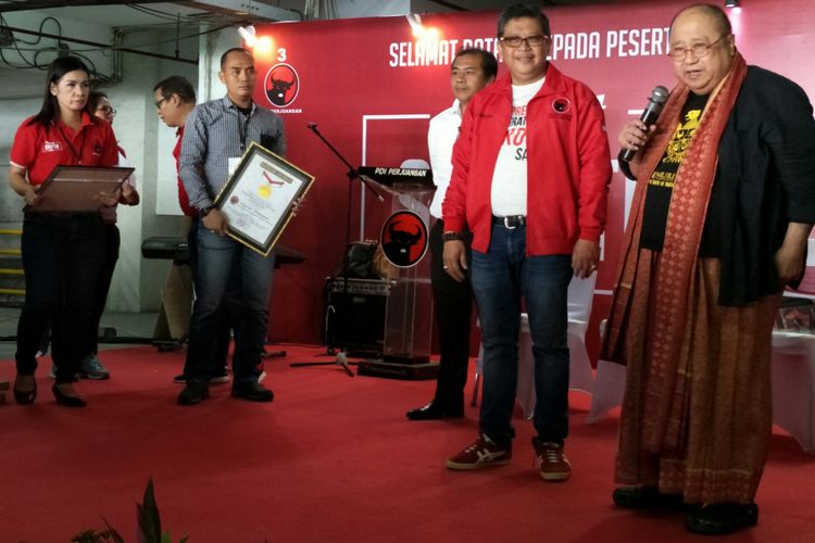 Museum Rekor Dunia Indonesia (MURI), menganugerahi rekor dunia kepada PDI-Perjuangan karena menggelar program try out SBMPTN nasional serentak di 34 provinsi dan kabupaten/kota, Jakarta, Minggu 29 April 2018. 