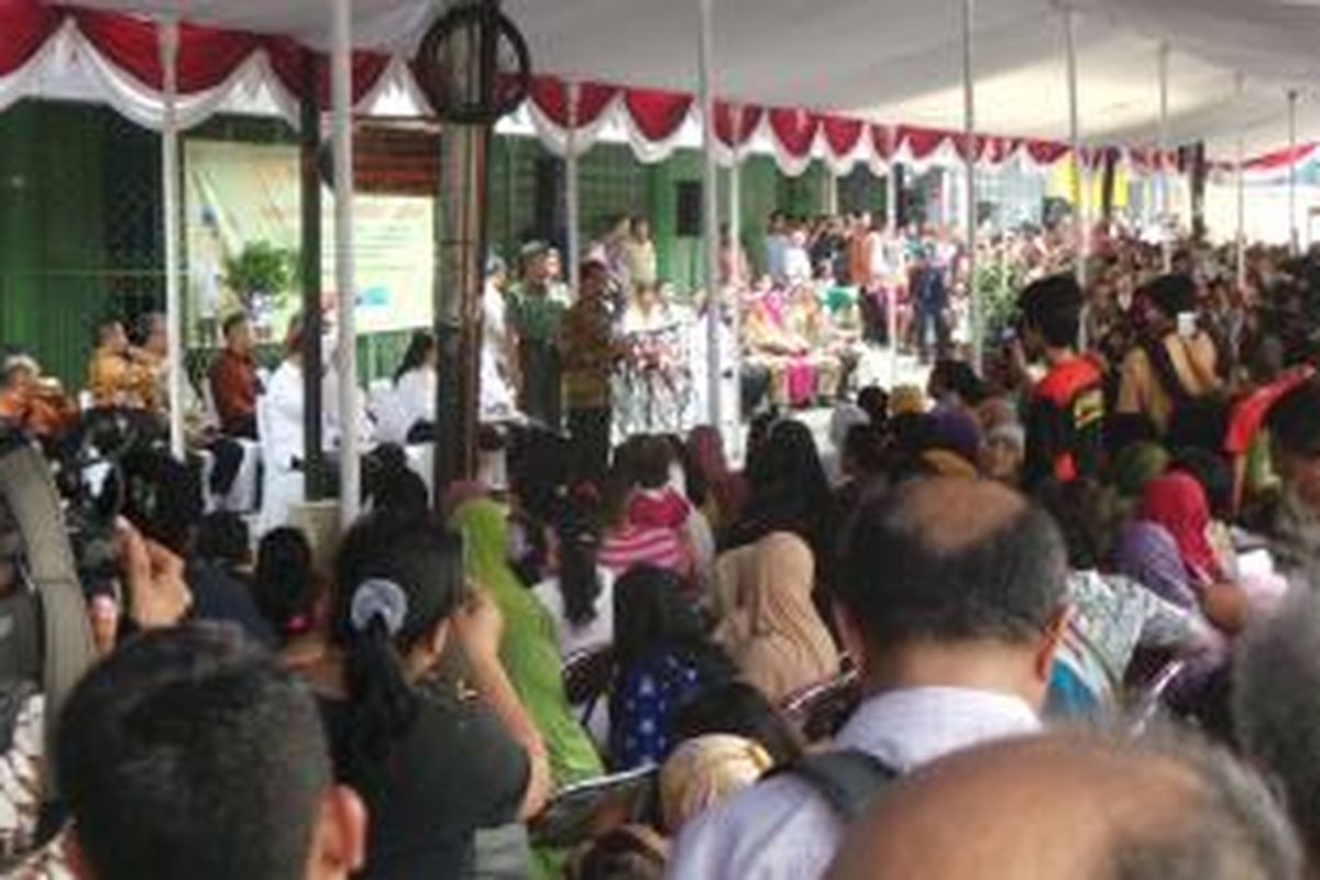 Presiden Joko Widodo menyerahkan kartu sakti yang digagasnya bagi warga di Kampung Melayu, Jatinegara, Jakarta Timur. Rabu (13/5/2015)