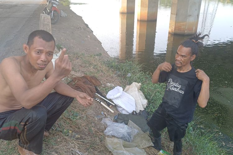 Pencari Cacing Sutra Ungkap Dampak Limbah di BKT Rorotan: Ikan Mati, Hasil Tangkapan Menyusut