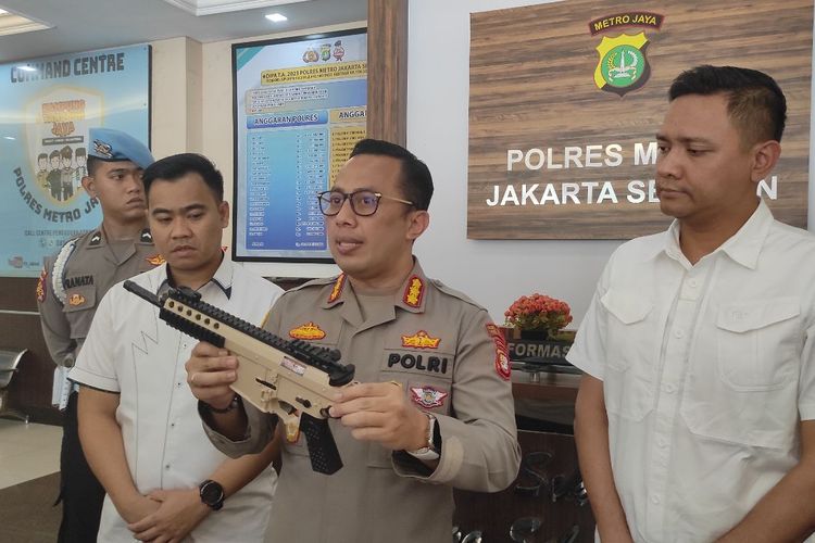 Kapolres Metro Jakarta Selatan Kombes (Pol) Ade Ary Syam menunjukkan barang bukti milik GR yang diduga adalah air soft gun di kantornya, Senin (13/2/2023) 