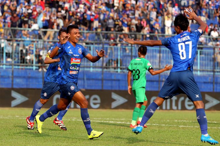 Pemain Arema FC, Dedik Setiawan (kiri) dan Alfarizie. 