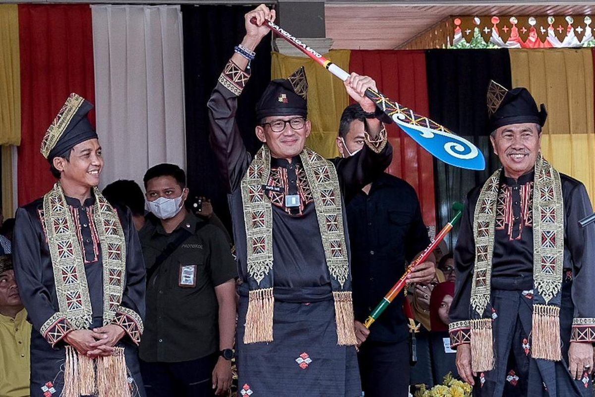 Menparekraf Sandiaga Uno dalam  Festival Pacu Jalur Taluk Kuantan 2022 Riau, Minggu (21/8/2022).