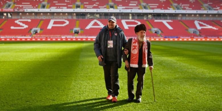 Otto Fischer, 102, Spartak Moscow supporter (right).