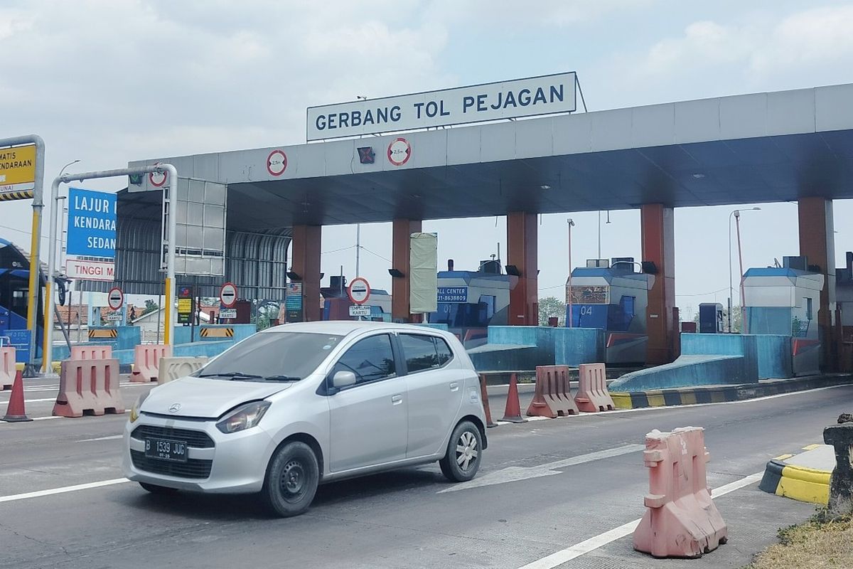 Kendaraan melintas di Gerbang Tol (GT) Pejagan, Brebes, Jawa Tengah, Rabu (23/8/2023). 