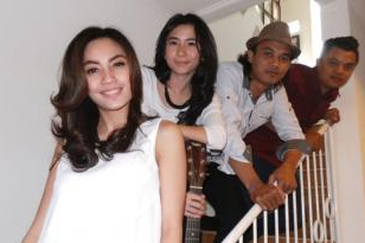 Grup band The Sign yang terdiri dari (depan ke belakang) Monic, Kristin, Cizi, dan Edi Tobing.