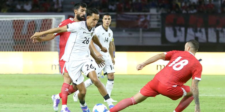 Pemain timnas Indonesia Miliano diganggu pemain Lebanon saat laga FIFA Matchday yang berakhir dengan skor 0-0 di Stadion Gelora Bung Tomo Surabaya, Jawa Timur, Senin (8/9/2025) malam.
