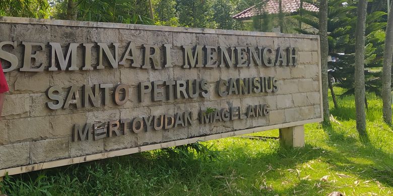 SMA Seminari Menengah Santo Petrus Canisius, Mertoyudan Magelang, salah satu sekolah kolese Katolik asuhan lembaga hidup bakti Katolik, Serikat Jesus.