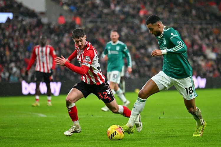 Penyerang asal Belanda, Cody Gakpo, menggiring bola di bawah tekanan bek asal Irlandia Utara, Trai Hume, dalam pertandingan Liga Inggris antara Sunderland dan Liverpool di Stadion of Light, Sunderland, Inggris timur laut, pada 11 Februari 2026.