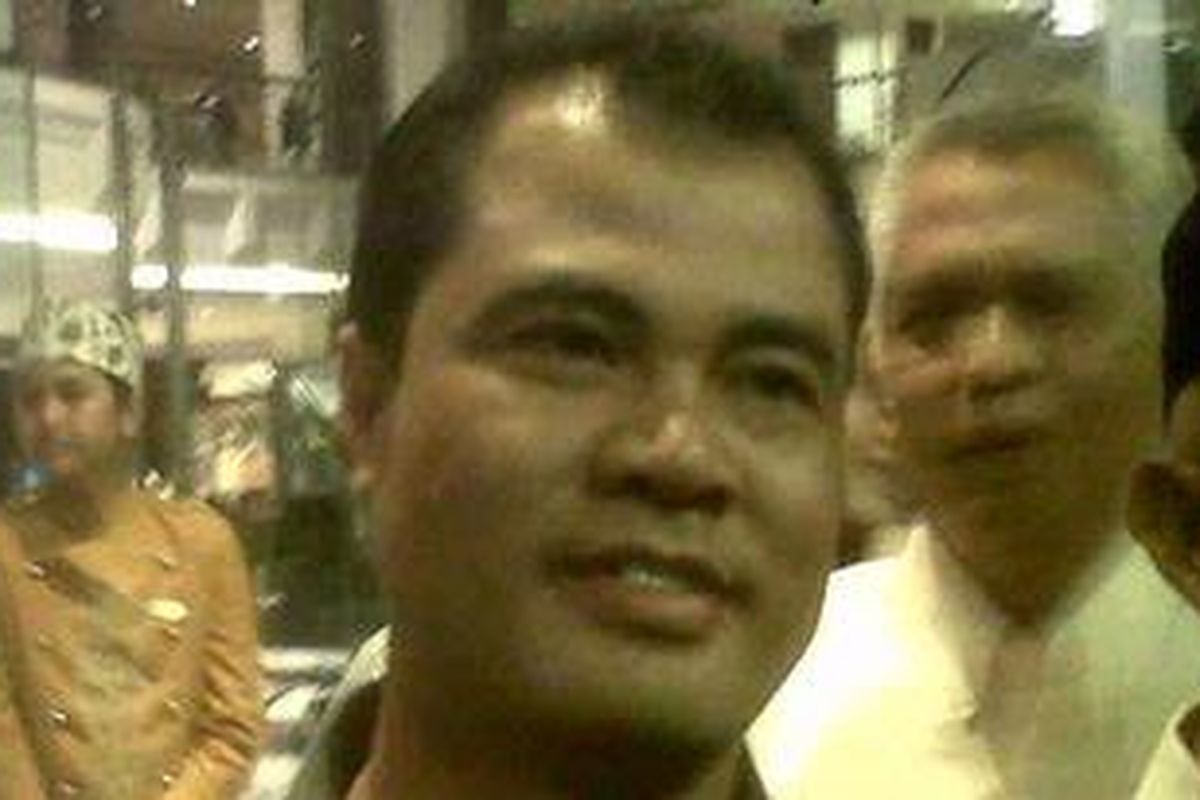 Bupati Garut Aceng HM Fikri usai memberikan keterangan pers di Hotel Panghegar, Jalan Merdeka, Bandung, Jawa Barat, Kamis, (24/1/2013) petang