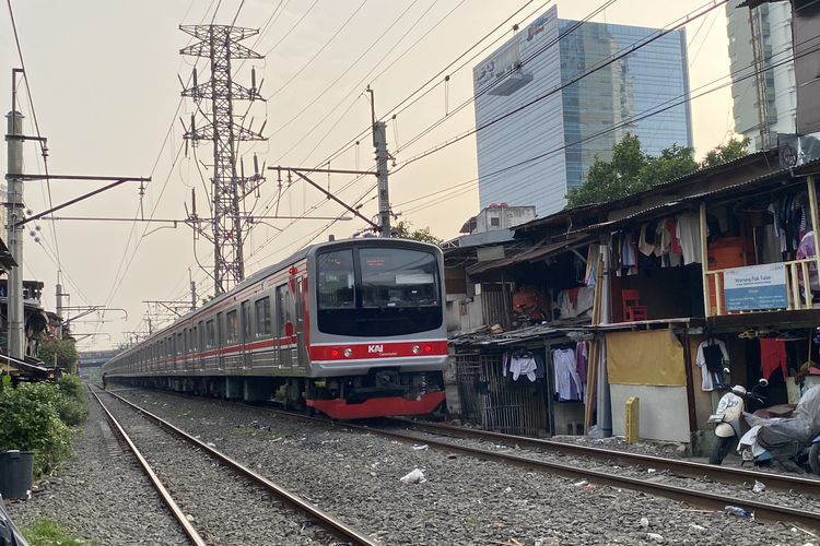 Hidup di Batas Bahaya, Potret Warga Pejompongan yang Bertahan di Bibir Rel Kereta