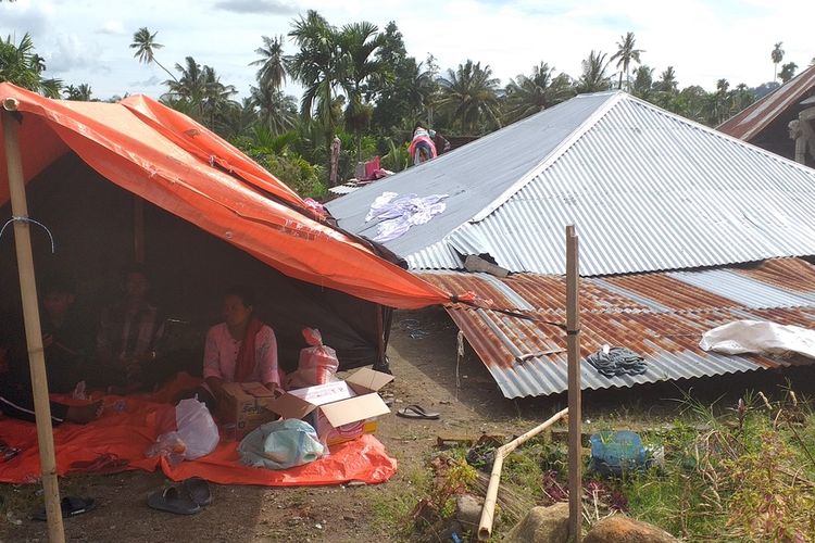 Warga mendirikan tenda darurat di depan rumahnya yang hancur akibat gempa bumi di Nagari Malampah, Kecamatan Tigo Nagari, Kabupaten Pasaman, Sumbar.