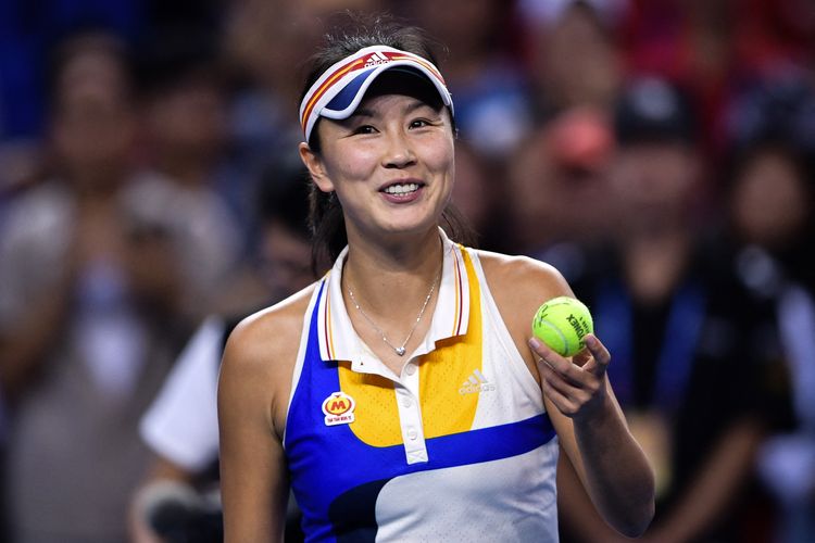 Bintang tenis China Peng Shuai tersenyum saat melawan petenis Rusia Elena Vesnina di Turnamen Tenis Zhuhai Elite Trophy di Zhuhai, pada 3 November 2017.