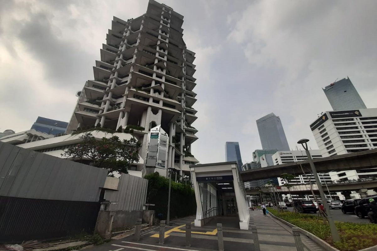 Pintu masuk Stasiun MRT Bendungan Hilir yang berada di depan Intiland Tower, Jalan Jenderal Sudirman, Jakarta.