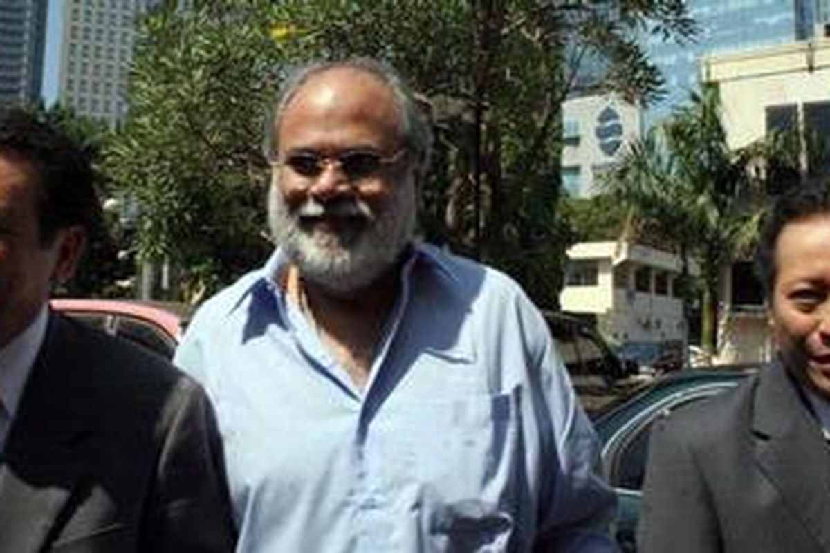 Anand Khrisna(tengah) didampingi sejumlah pengacaranya memenuhi panggilan penyidik Polda Metro Jaya, Senin (5/4/2010). 