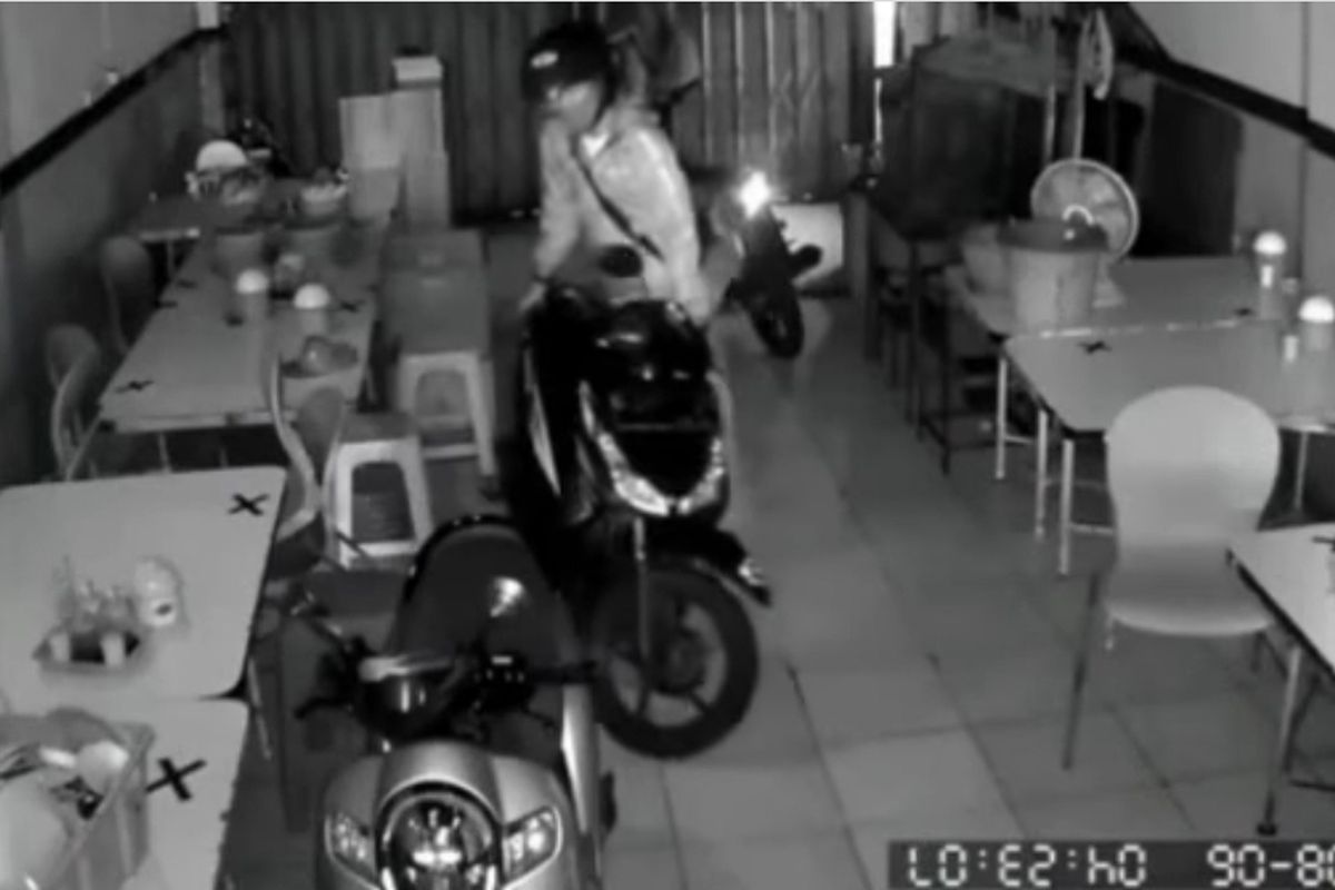 Tangkapan layar akun instagram @jakarta.terkini rekaman CCTV aksi pencurian di sebuah rumah makan seafood di kawasan Tambora, Jakarta Barat, Jumat (6/8/2021)