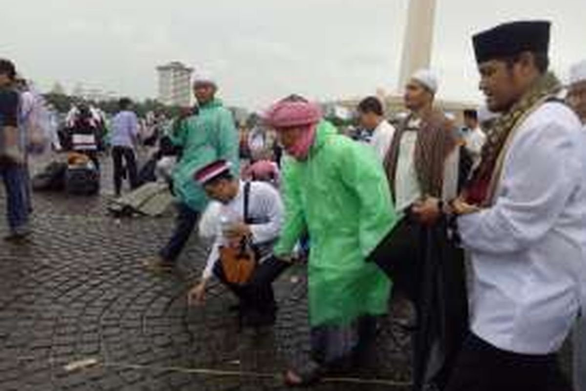 KH Abdullah Gymnastiar atau Aa Gym saat membantu membersihkan sampah di Monas, Jumat (2/11/2016).