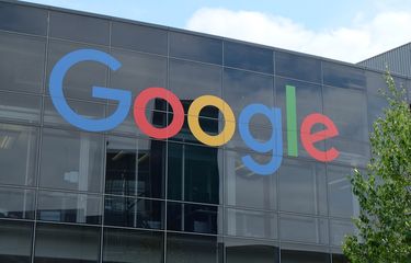 Ilustrasi: logo Google pada bagian depan kantor Google di kawasan Mountain View, California, Amerika Serikat.