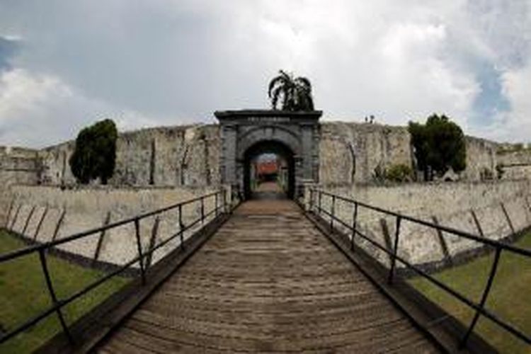 Benteng Marlborough di Bengkulu, Selasa (14/2/2012). Benteng peninggalan Inggris ini didirikan oleh East India Company (EIC) tahun 1713-1719 di bawah pimpinan gubernur Joseph Callet sebagai benteng pertahanan Inggris.
