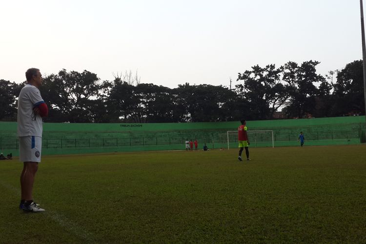 Pelatih Arema FC Milomir Seslija saat memimpin latihan di Stadion Gajayana, Kota Malang, Jumat (21/6/2019)