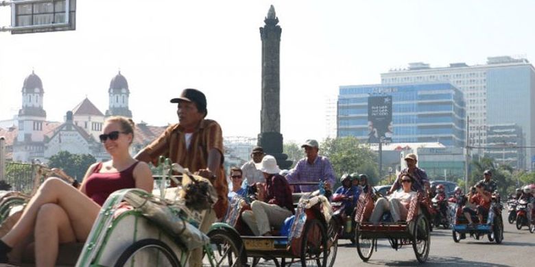 Wisatawan asal Belanda terlihat menikmati City Tour Kota Semarang, Jawa Tengah yang mengambil rute Hotel Santika-Sam Poo Kong, Lawang Sewu, Toko Oen dan Kawasan Kota Lama, Rabu (26/7/2017).