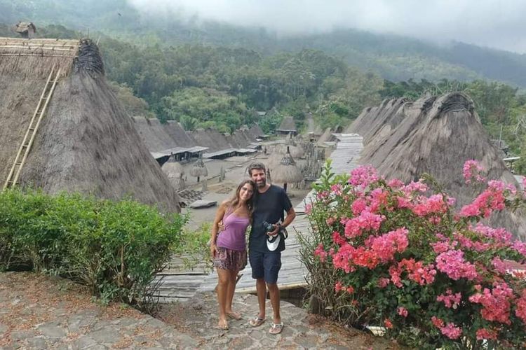 Turis asing dari Negara Portugal berwisata alam, religi dan budaya di Pulau Flores dari Maumere sampai.Labuan Bajo, NTT, Senin, (26/9/2022). (KOMPAS.com/DOK.PEMANDU WISATA FLORES-YOHANNES YANNI J)