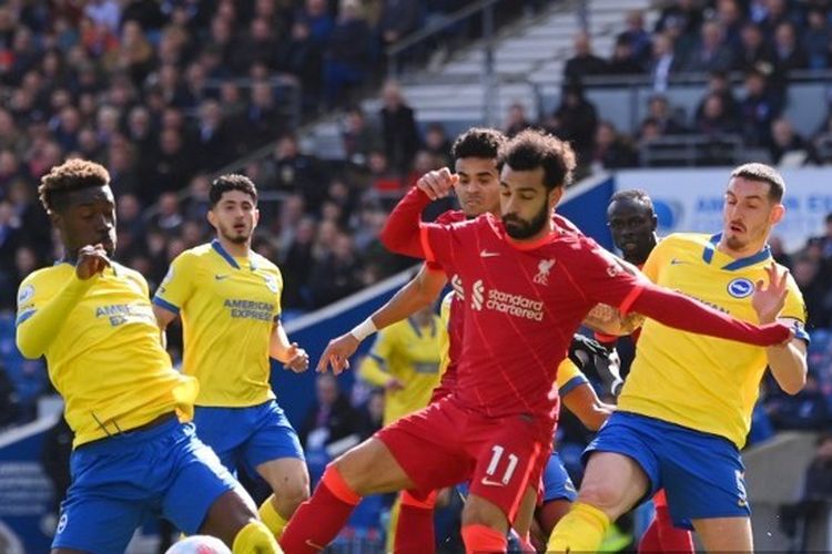 Penyerang Liverpool Mohamed Salah berusaha keluar dari kawalan para pemain Brighton & Hove Albion dalam laga lanjutan Liga Inggris musim 2021-2022 di Stadion Amex, Sabtu (12/3/2022) malam WIB.