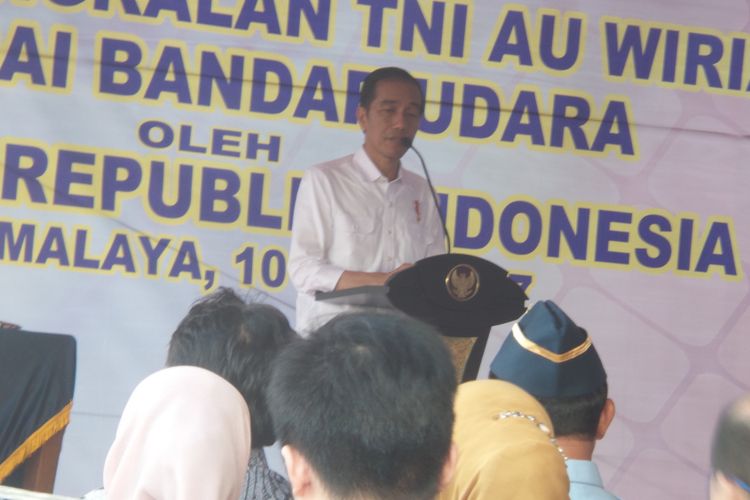 Presiden Joko Widodo saat meresmikan pengoperasian Bandara Wiriadinata, Tasikmalaya, Jawa Barat, Sabtu (10/6/2017).