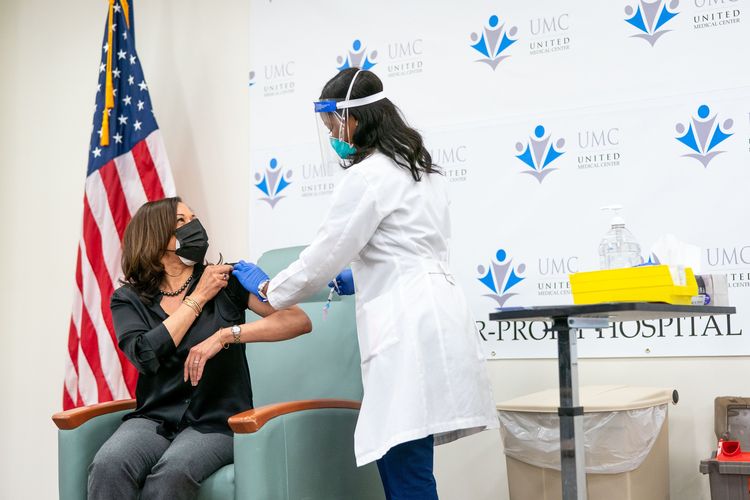 Wakil Presiden Amerika Serikat (AS) terpilih Kamala Harris disuntik dosis pertama vaksin Covid-19 pada Selasa (29/12/2020).