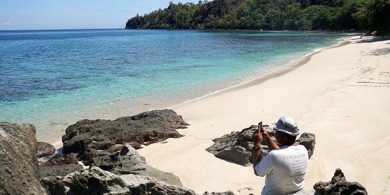 Seorang wisatawan mengambil foto, Sabtu (9/11/2019) di Pantai Pulisan, Likupang Timur, Minahasa Utara, Sulawesi Utara. Pantai ini adalah destinasi wisata utama di wilayah calon Kawasan Ekonomi Khusus (KEK) Likupang karena airnya yang jernih dan pasirnya yang putih.



KOMPAS/KRISTIAN OKA PRASETYADI (OKA)

09-11-2019