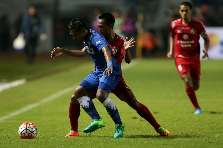 Pemain Persib Bandung Tony Sucipto (kiri) berebut bola dengan pemain PS Semen Padang Adi Nugroho pada pertandingan perebutan tempat ketiga Piala Presiden 2017 di Stadion Pakansari, Sabtu (11/3/2017). Persib keluar sebagai juara ketiga setelah menang dengan skor 1-0. KOMPAS IMAGES/KRISTIANTO PURNOMO