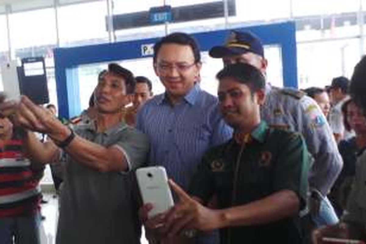 Gubernur DKI Jakarta, Basuki Tjahaja Purnama, saat blusukan ke Terminal Pulogebang, Jakarta Timur, Senin (4/7/2016).