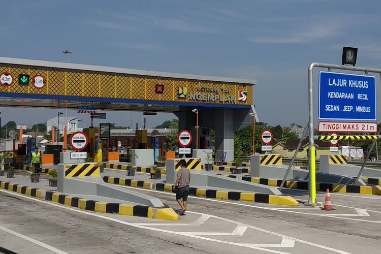 Gerbang Tol Ngemplak di ruas Tol Solo-Ngawi.