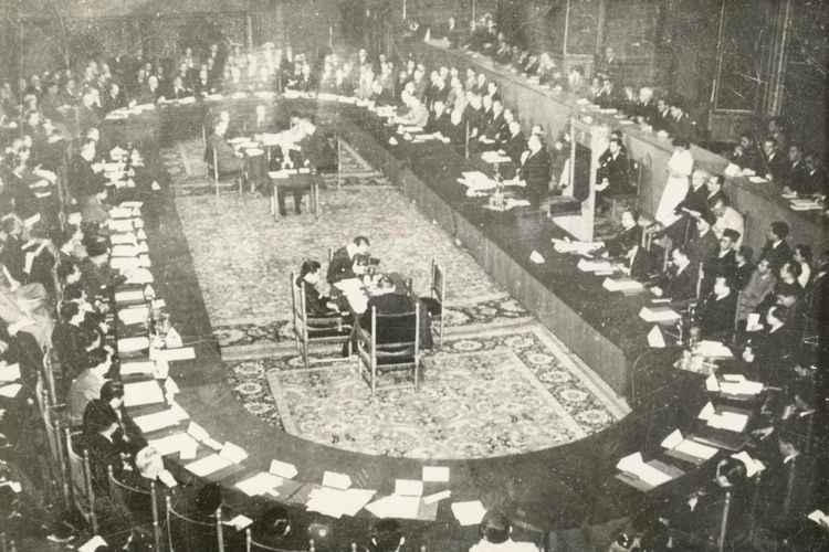 Konferensi Meja Bundar, 23 Agustus 1949, antara lain memutuskan, sebagai imbalan penyerahan kedaulatan kepada Indonesia, pihak Belanda mendapat bayaran sebesar 4,5 miliar gulden dari pihak Indonesia.