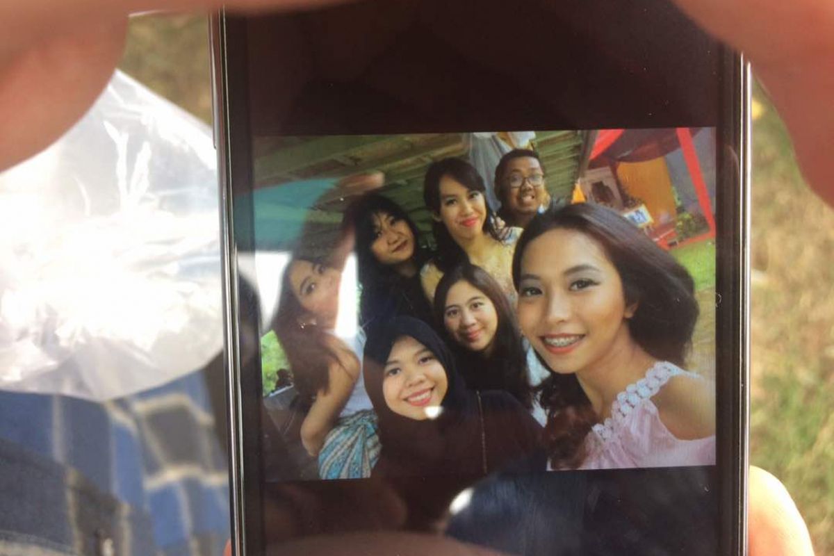 Foto korban penembakan pelaku curanmor di rumahnya, Italia Chandra Kirana Putri (22) bersama teman-temannya beberapa pekan lalu. Foto ini diambil saat teman-temannya menghadiri pemakaman Ita di TPU Selapajang, Selasa (13/6/2017) siang.