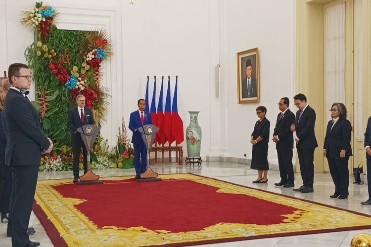 Presiden Joko Widodo dan PM Republik Ceko Petr Fiala memberikan keterangan pers di Istana Kepresidenan Bogor, Jawa Barat, Selasa (18/4/2023).