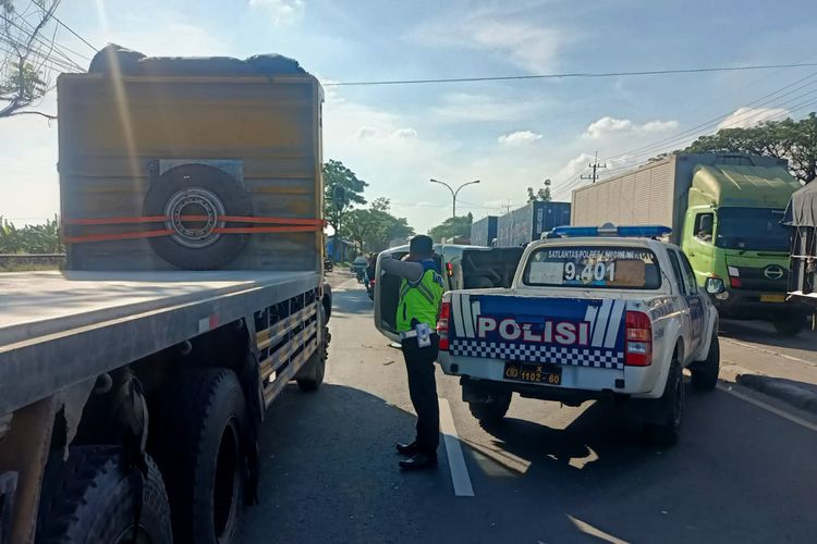 Polisi mengatur arus lintas di Jalan Nasional Babat-Lamongan (Jalur Pantura), depan sanggar pramuka Desa Plosowahyu, Kecamatan/Kabupaten Lamongan, Jawa Timur, usai kecelakaan terjadi, Selasa (8/11/2022).