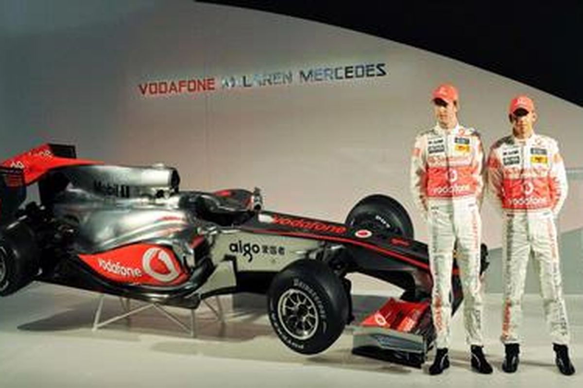 Lewis Hamilton (kanan) dan Jenson Button, berpose bersama mobil McLaren MP4-25, yang diluncurkan Jumat (29/1/10).