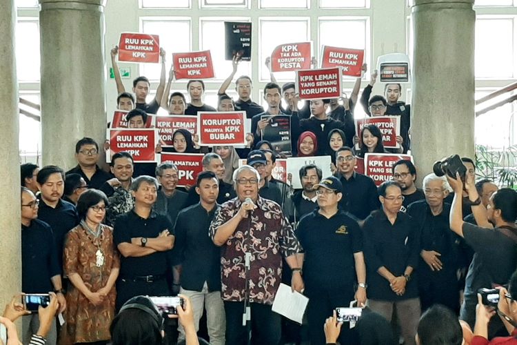 Ketua Dewan Guru Besar UGM Prof. Koentjoro saat membacakan pernyataan sikap di Balairung, UGM