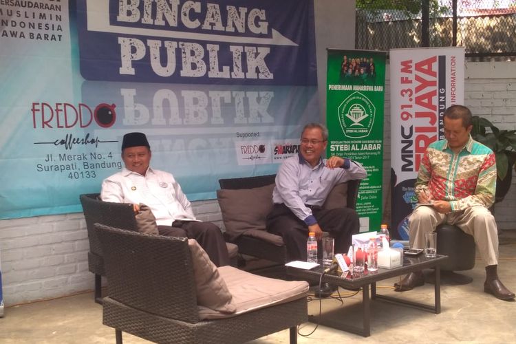 Wakil Gubernur Jawa Barat Uu Ruzhanul Ulum dan Ketua Ikatan Cendekiawan Muslim Indonesia (ICMI) Jabar Prof HM Najib saat berbincang mengenai santri di Bandung, Rabu (23/10/2019). 