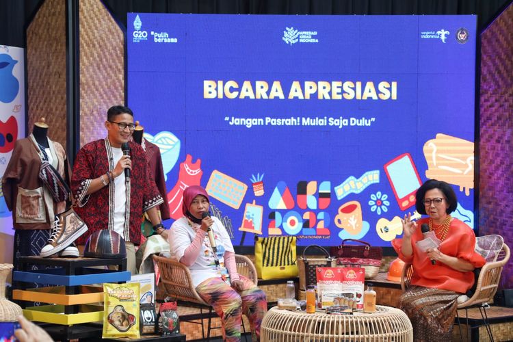 Menparekraf Sandiaga Uno bertemu pelaku UMKM Kusmiah (44) dalam Apresiasi Kreasi Indonesia (AKI) 2022 di Pontianak, Kalimantan Barat, Minggu (31/7/2022). 