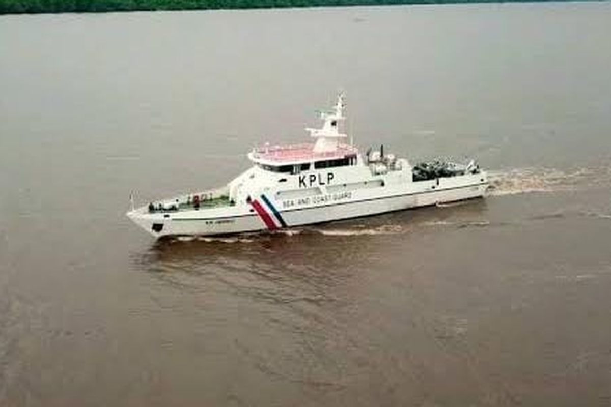 Kapal Patroli KN Jembio P.215 mencari korban tabrakan kapal di sekitar pantai Cirebon dan Indramayu.