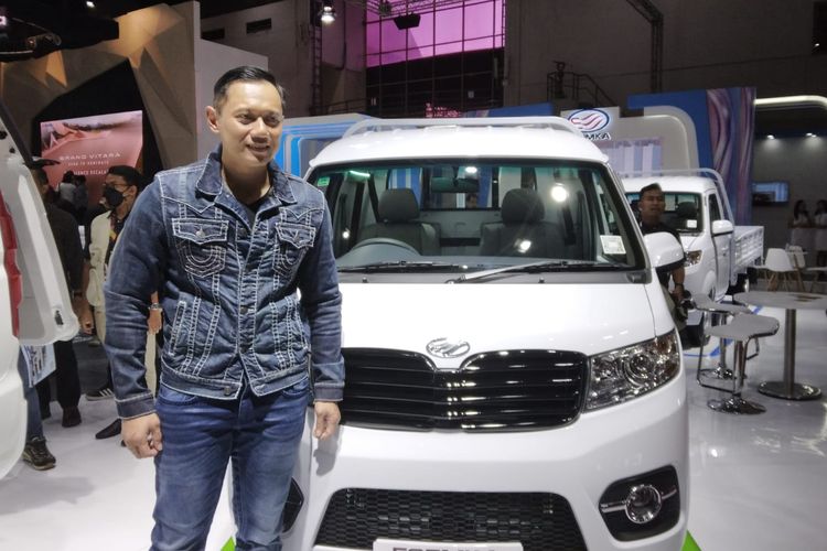 Ketua Umum Partai Demokrat Agus Harimurti Yudhoyono (AHY) datang ke Indonesia International Motor Show (IIMS) 2023 dan berkunjung ke booth Esemka, di Hall A, JIExpo, Kemayoran, Jakarta.
