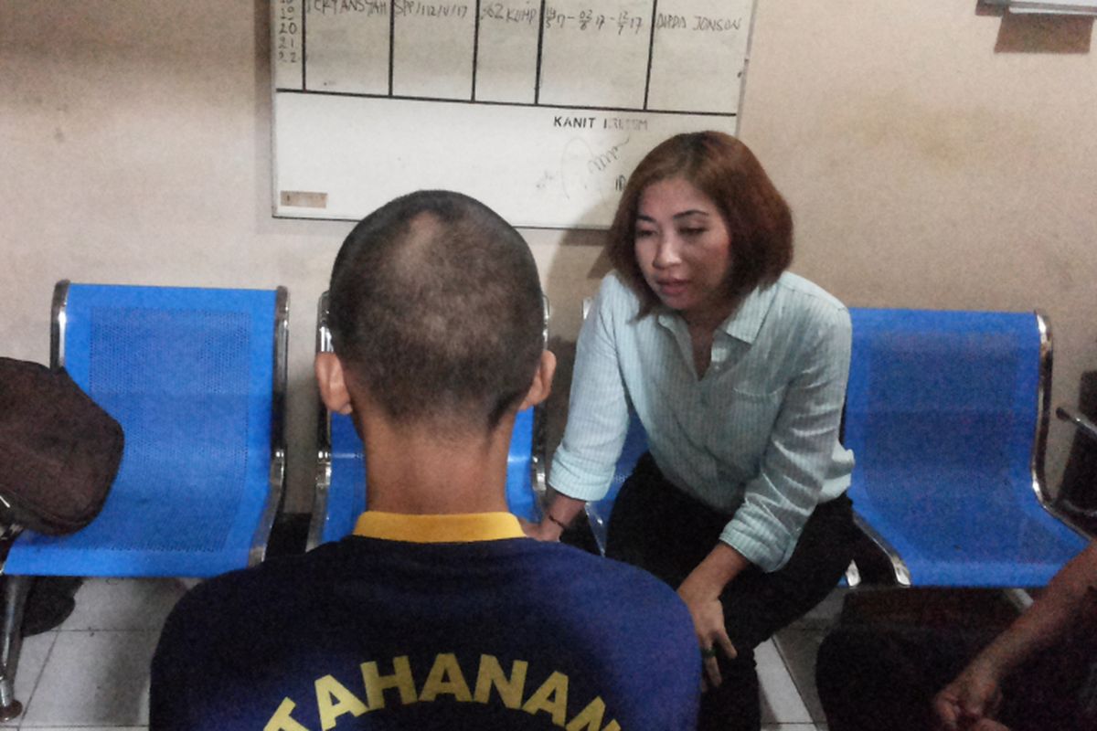 Wawancara hipnoterapi yang dilakukan salah seorang praktisi hipnoterapi,  Yulianti Wijoyo terhadap salah seorang anggota geng motor yang ditangkap belum lama ini di wilayah Depok, Selasa (13/6/2017).