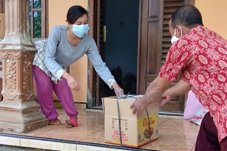 Satgas Jogo Tonggo Dusun Sindon, Desa Sambak, Kecamatan Kajoran, Magelang, Jateng, memberikan bantuan bahan makanan kepada warga terdampak pandemi pada 2020.