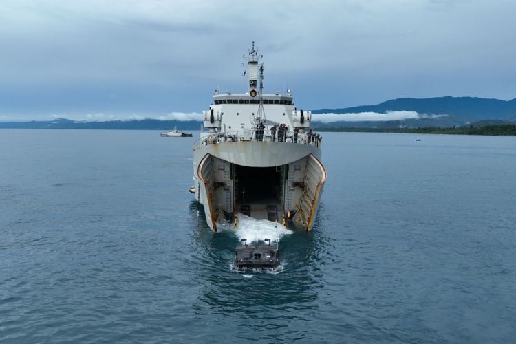 TNI Angkatan Laut, dalam hal ini Komando Armada (Koarmada) III, menggelar latihan pendaratan amfibi di Pantai Ransiki, Kabupaten Manokwari Selatan, Papua Barat, Senin (29/4/2024). Empat KRI dikerahkan.